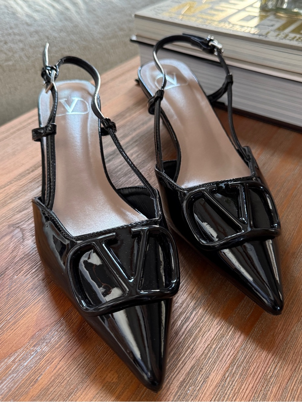 Designer Inspired Black Pointed-Toe Slingback Kitten Heels with Logo. Sz 37